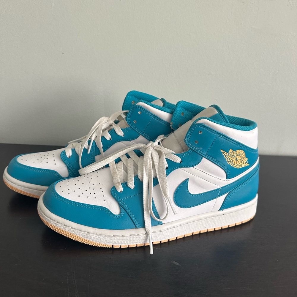 Air Jordan Retro Sneakers in Teal and White Size 9